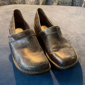 Womens Born clogs!!!  Gold and stylish!!!  Sz 9!!